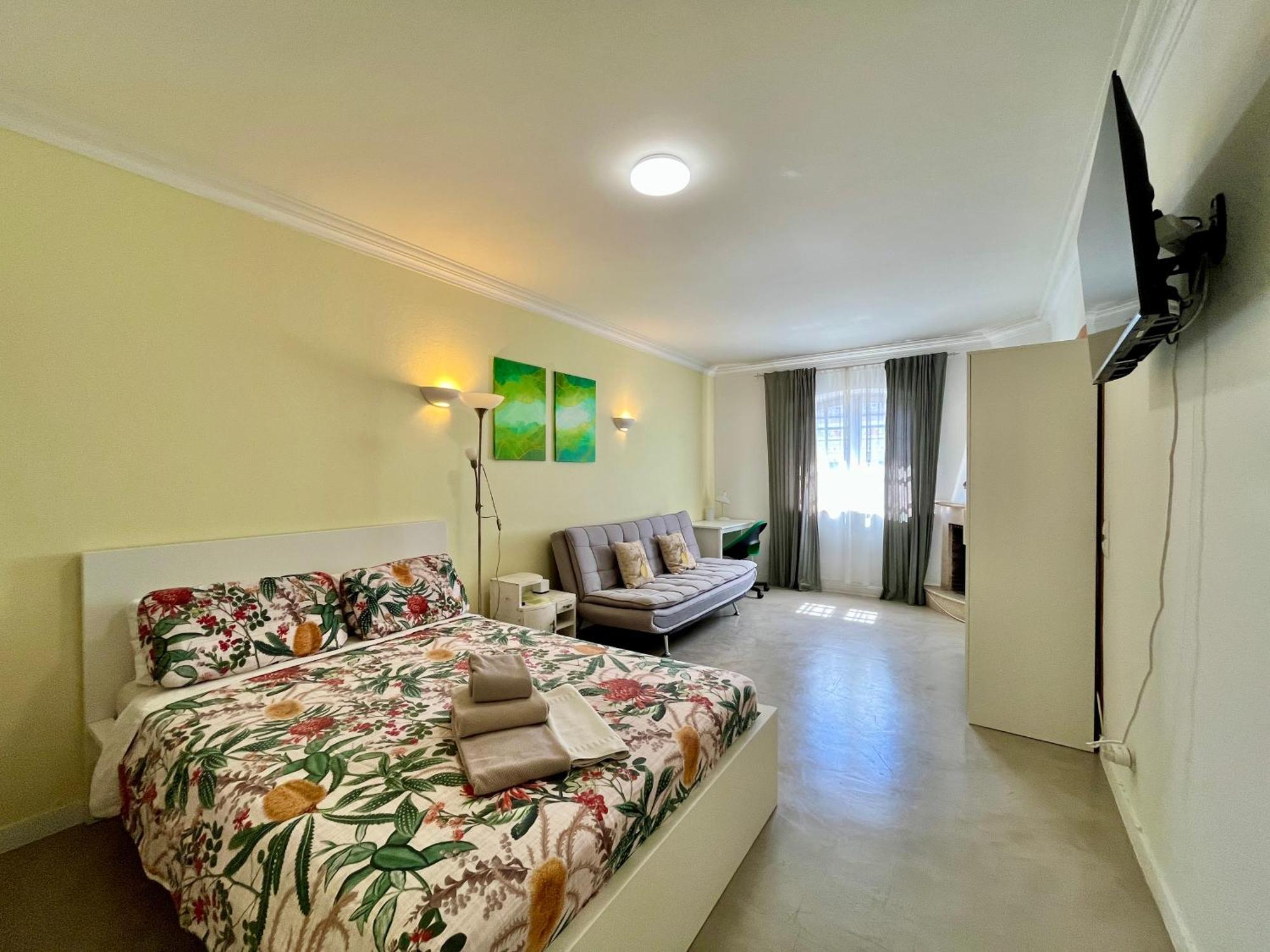 Ljmonade Hostal *